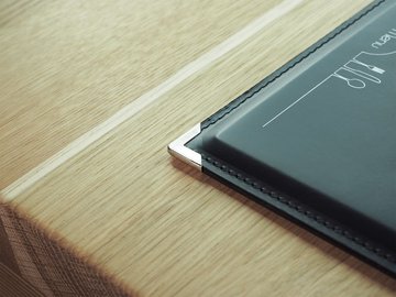 4 сріблястих металевих книжкових куточка